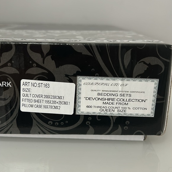 New queen size bedding set - Picture 3 of 5